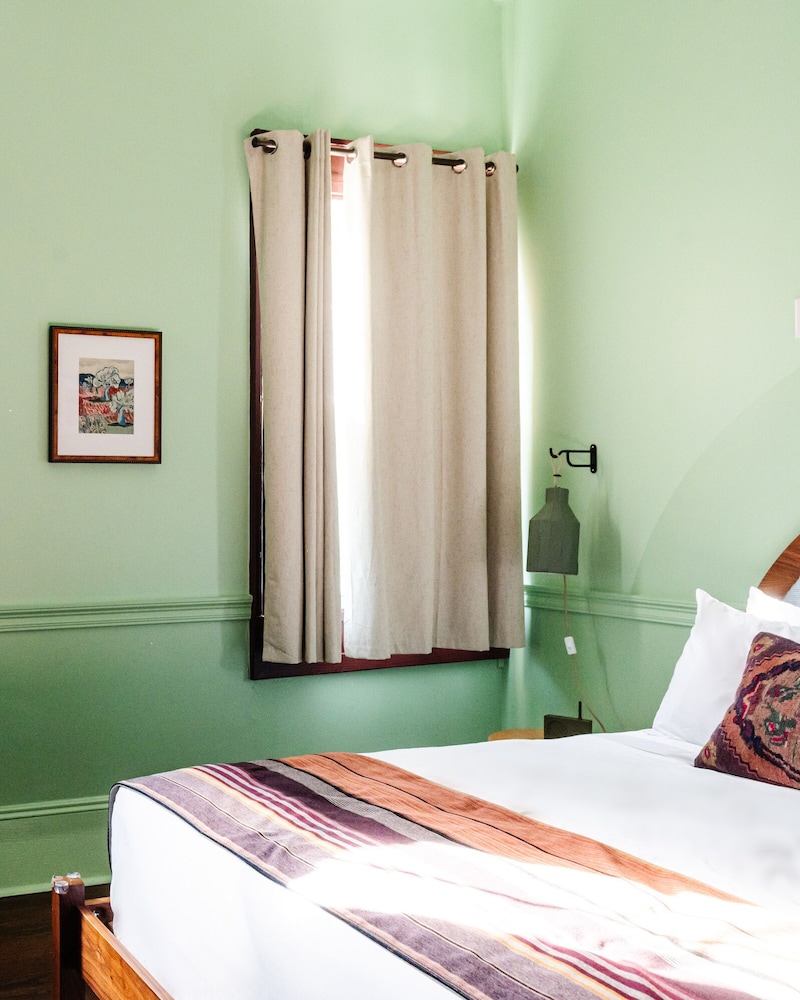 Queen Room (24/7 Front Desk) - Photo 5