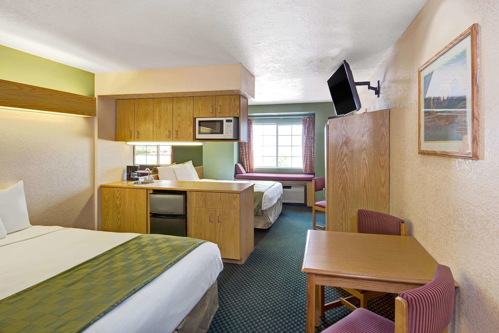 Deluxe Studio Suite, 2 Queen Beds, Non Smoking - Photo 1