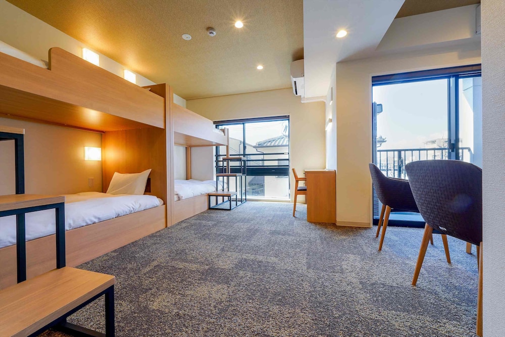 Two Bunk Beds-City Apartment(Please see all information about our room before you book)