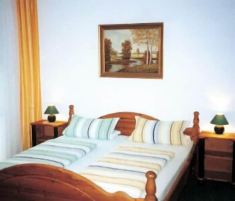 Economy Triple Room photo 1