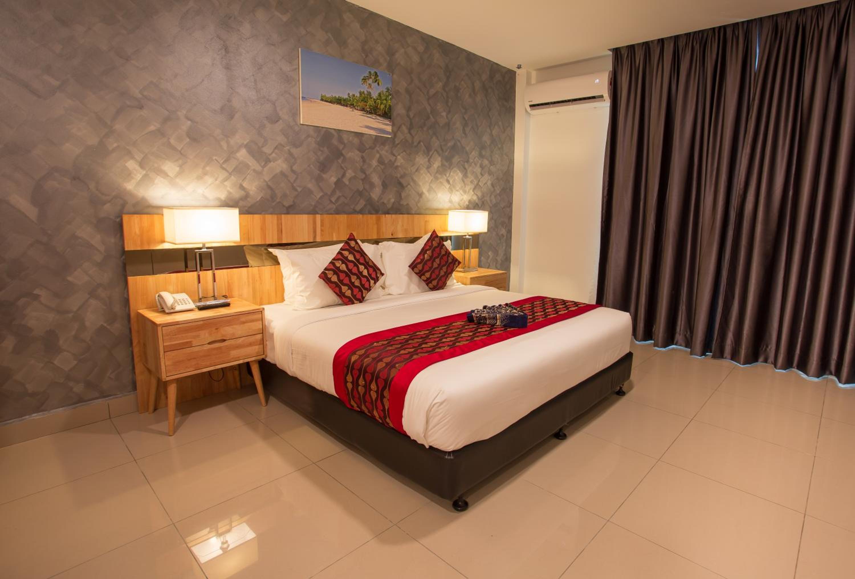 Deluxe King Room - Photo 16