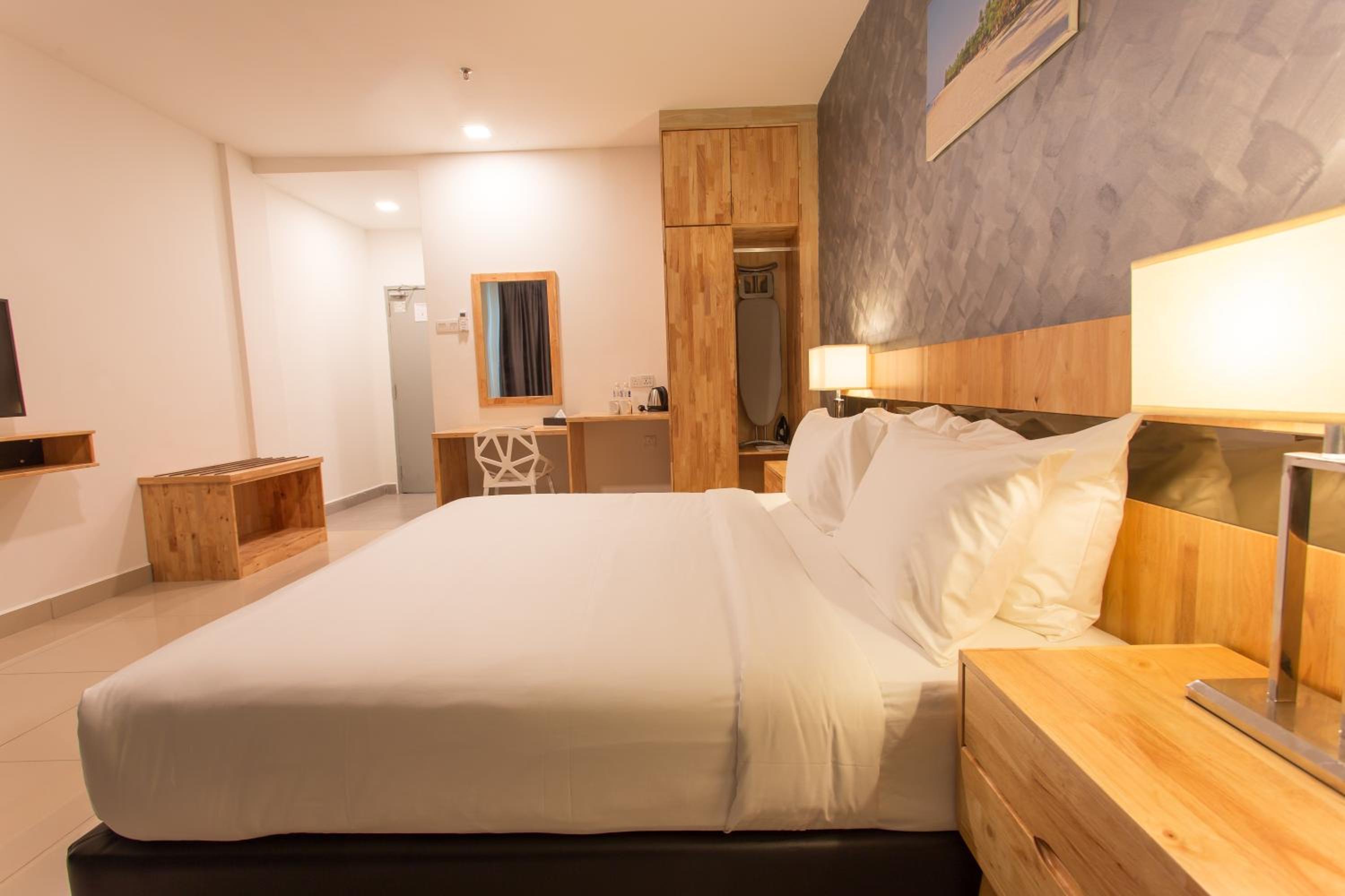 Deluxe King Room - Photo 2