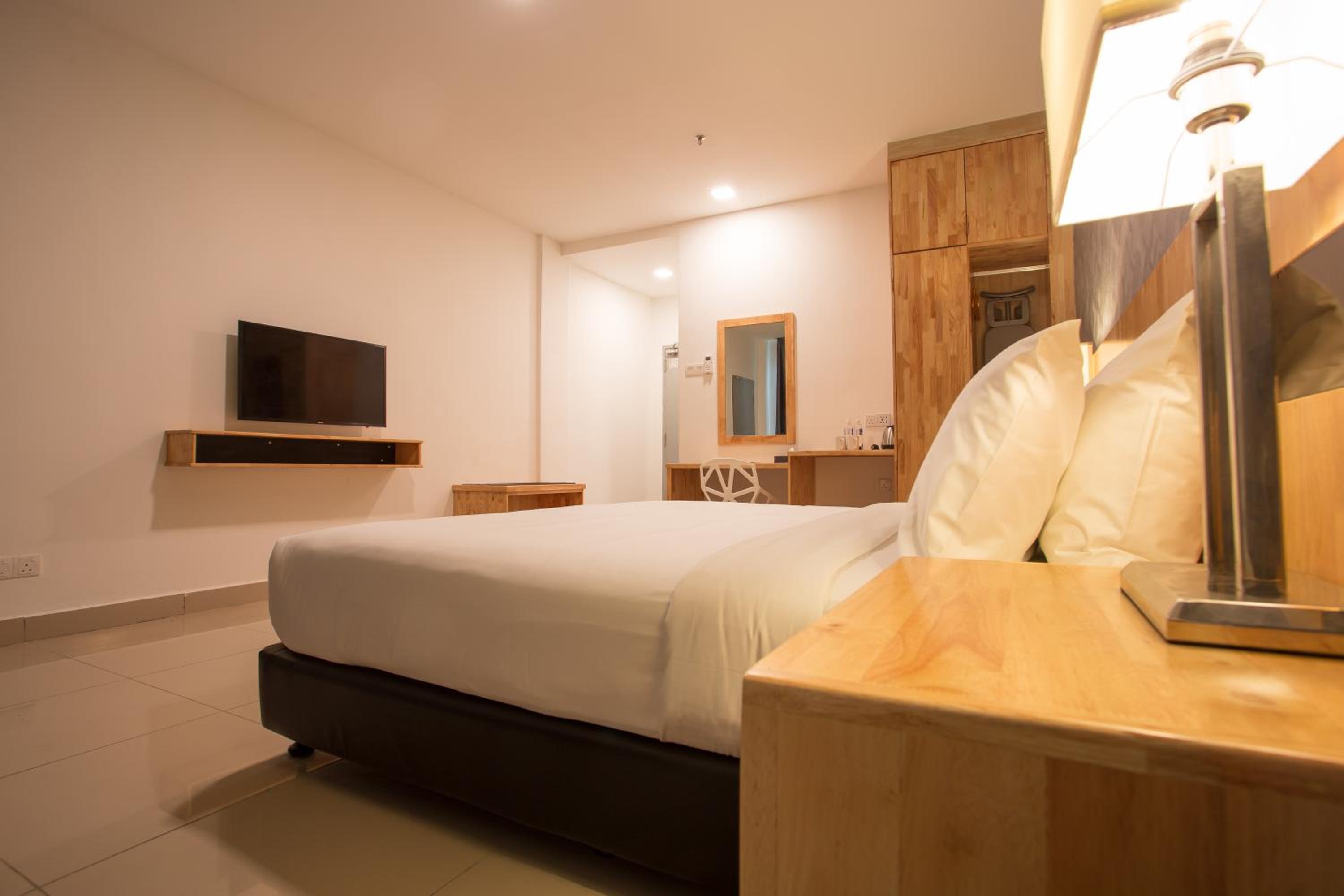 Deluxe King Room - Photo 3