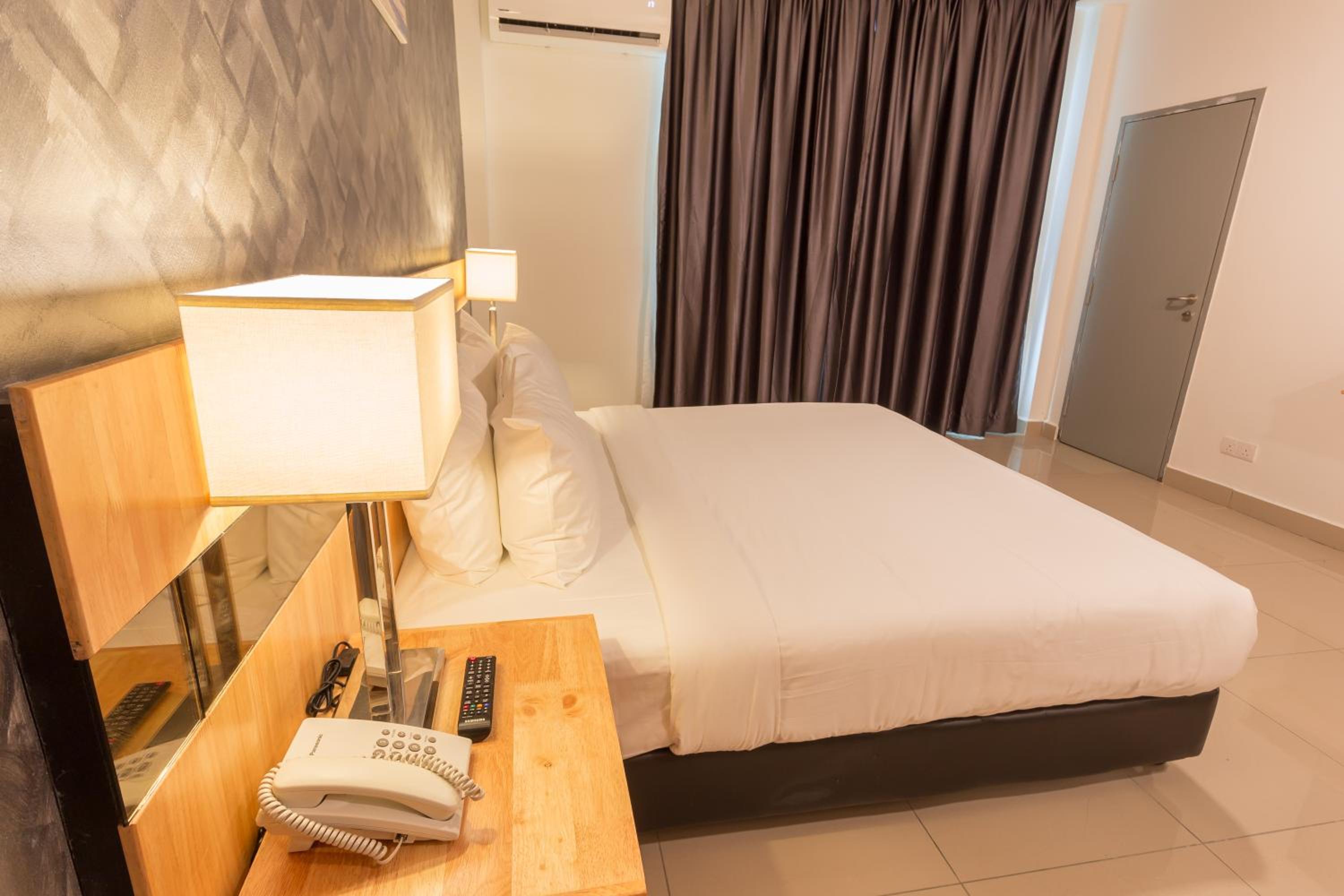 Deluxe King Room - Photo 5