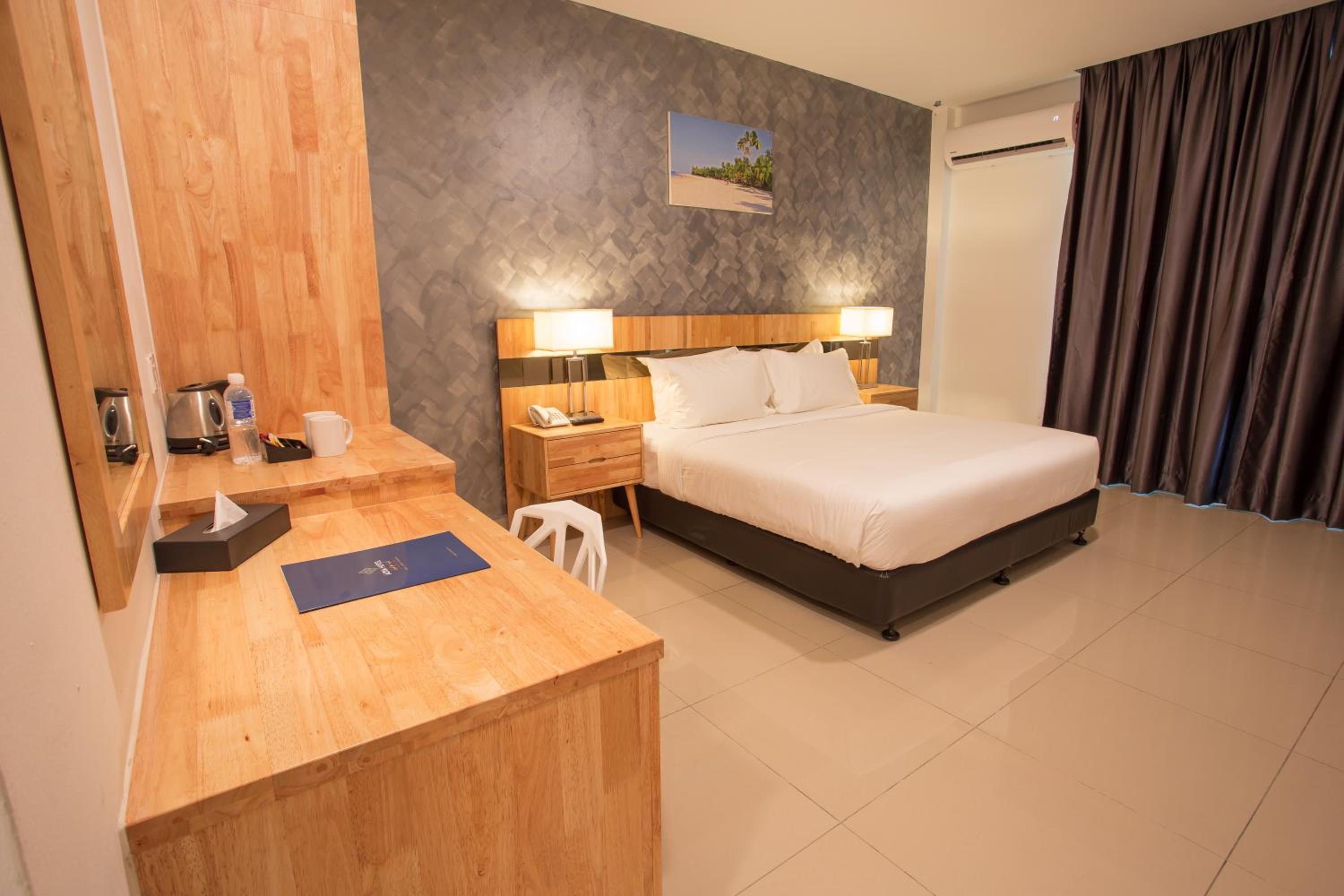 Deluxe King Room - Photo 6