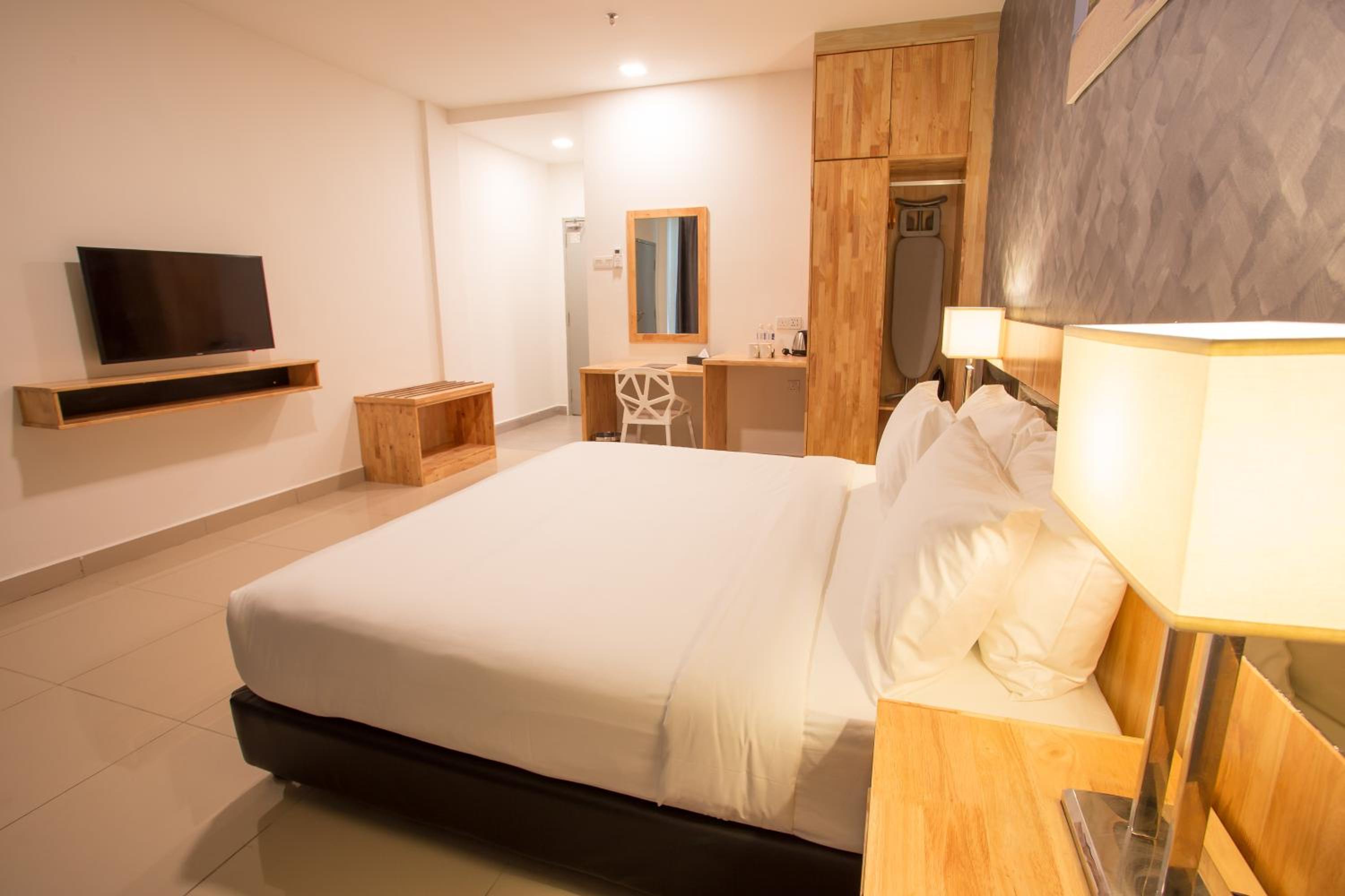 Deluxe King Room - Photo 7