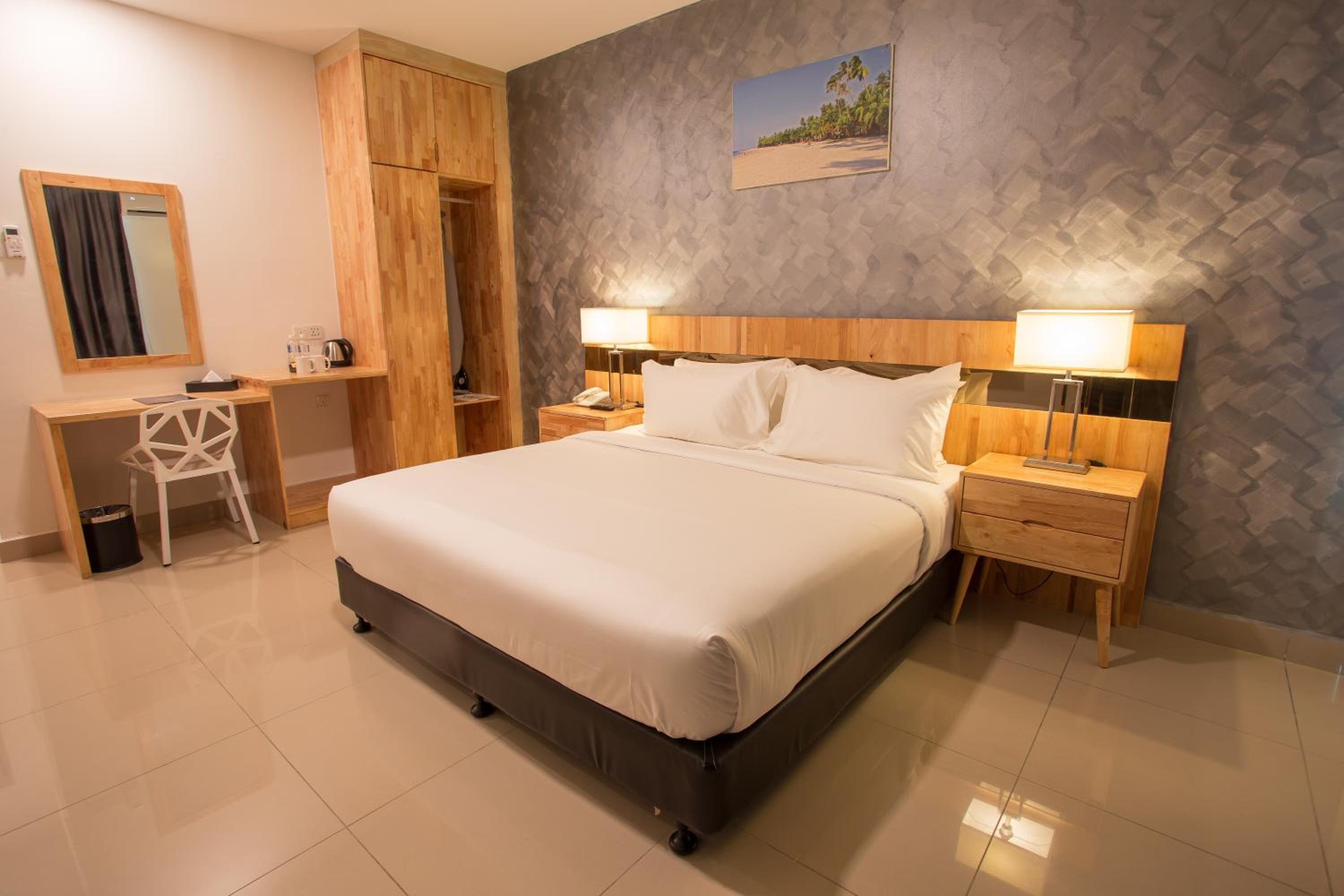 Deluxe King Room - Photo 8
