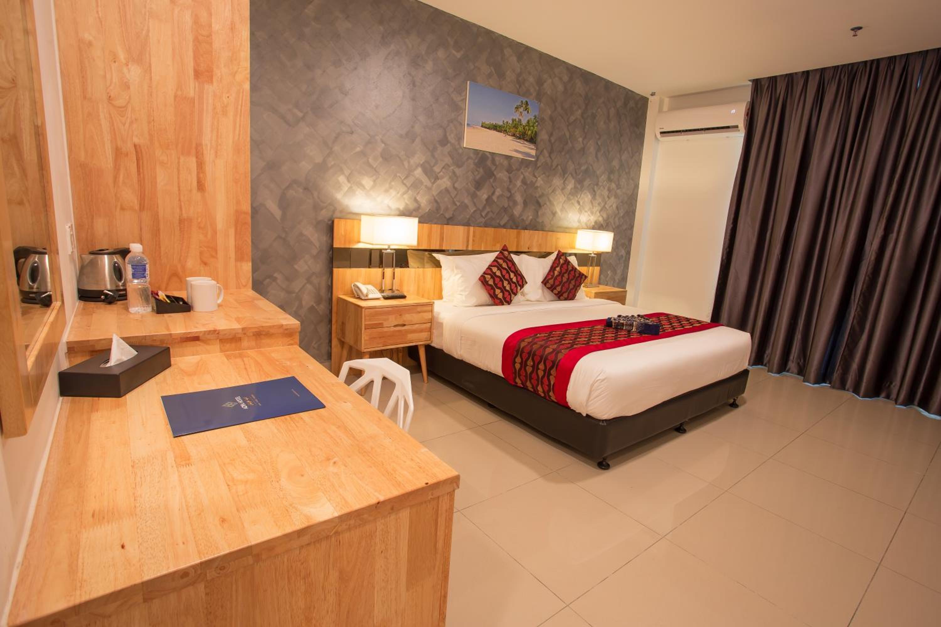 Deluxe King Room - Photo 9