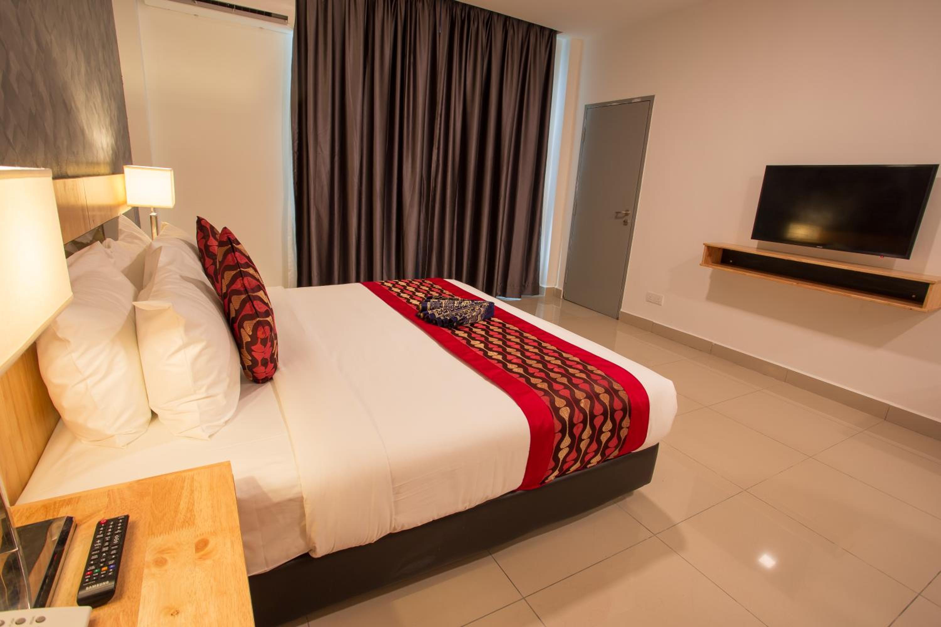Deluxe King Room - Photo 10