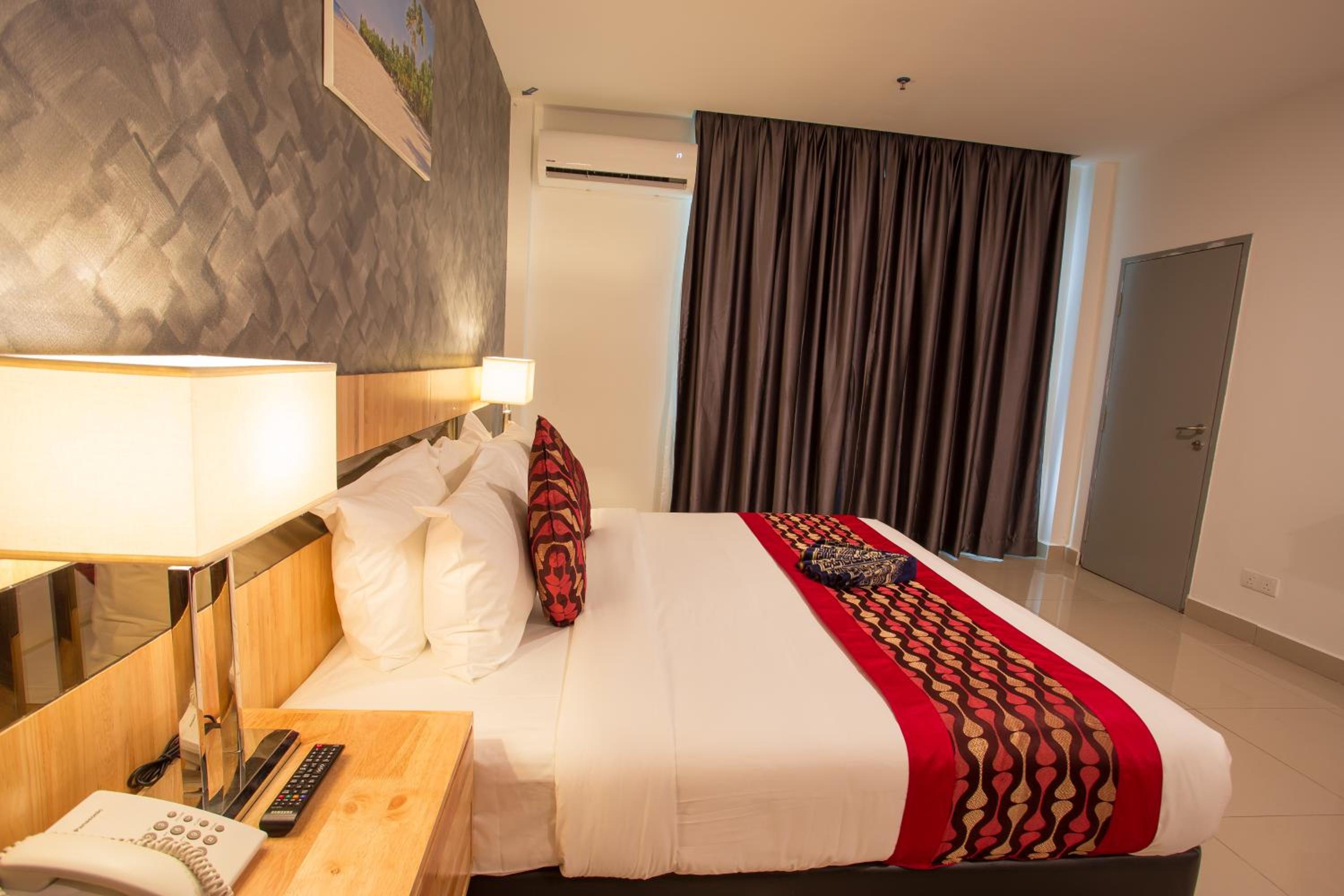 Deluxe King Room - Photo 11