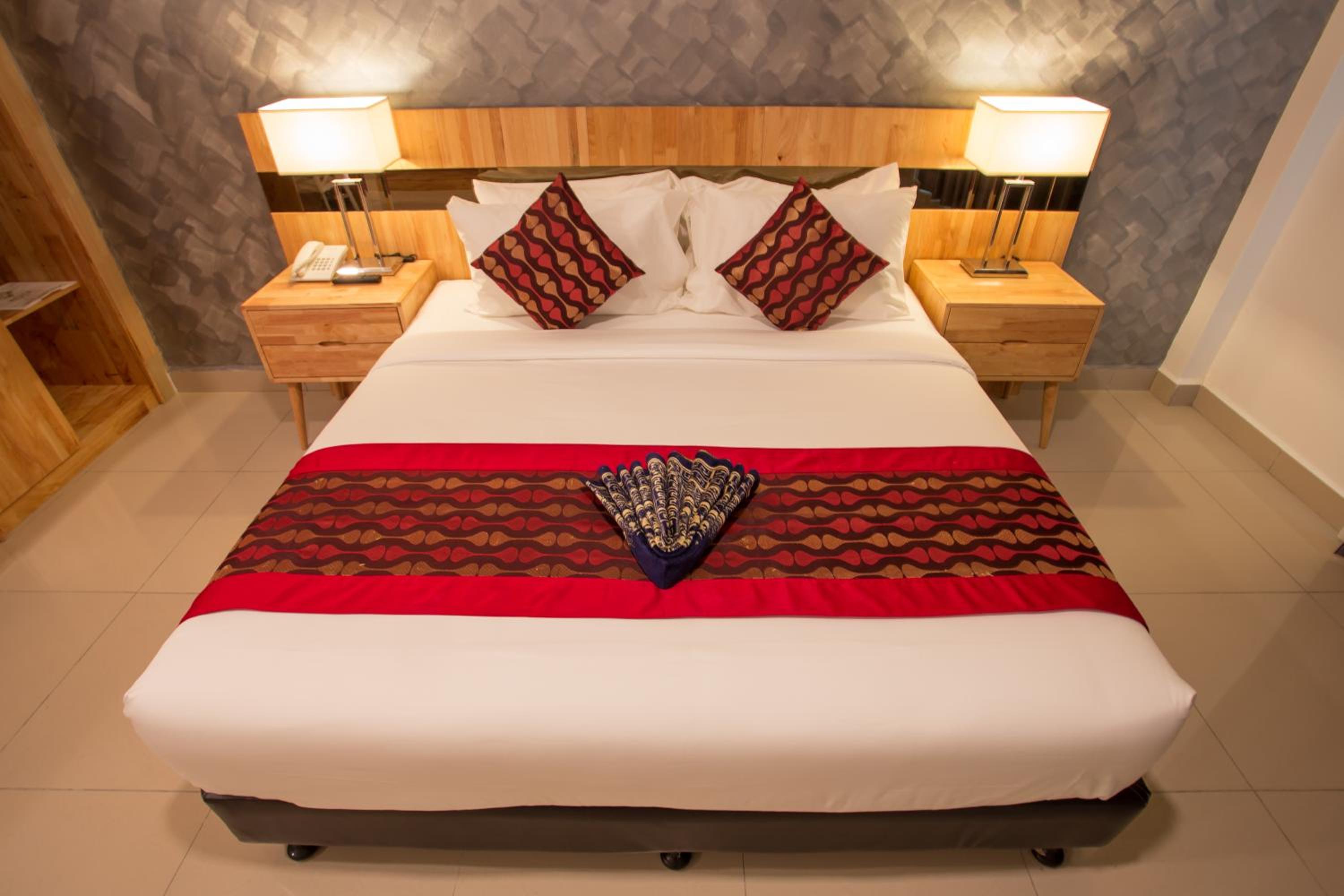 Deluxe King Room - Photo 12