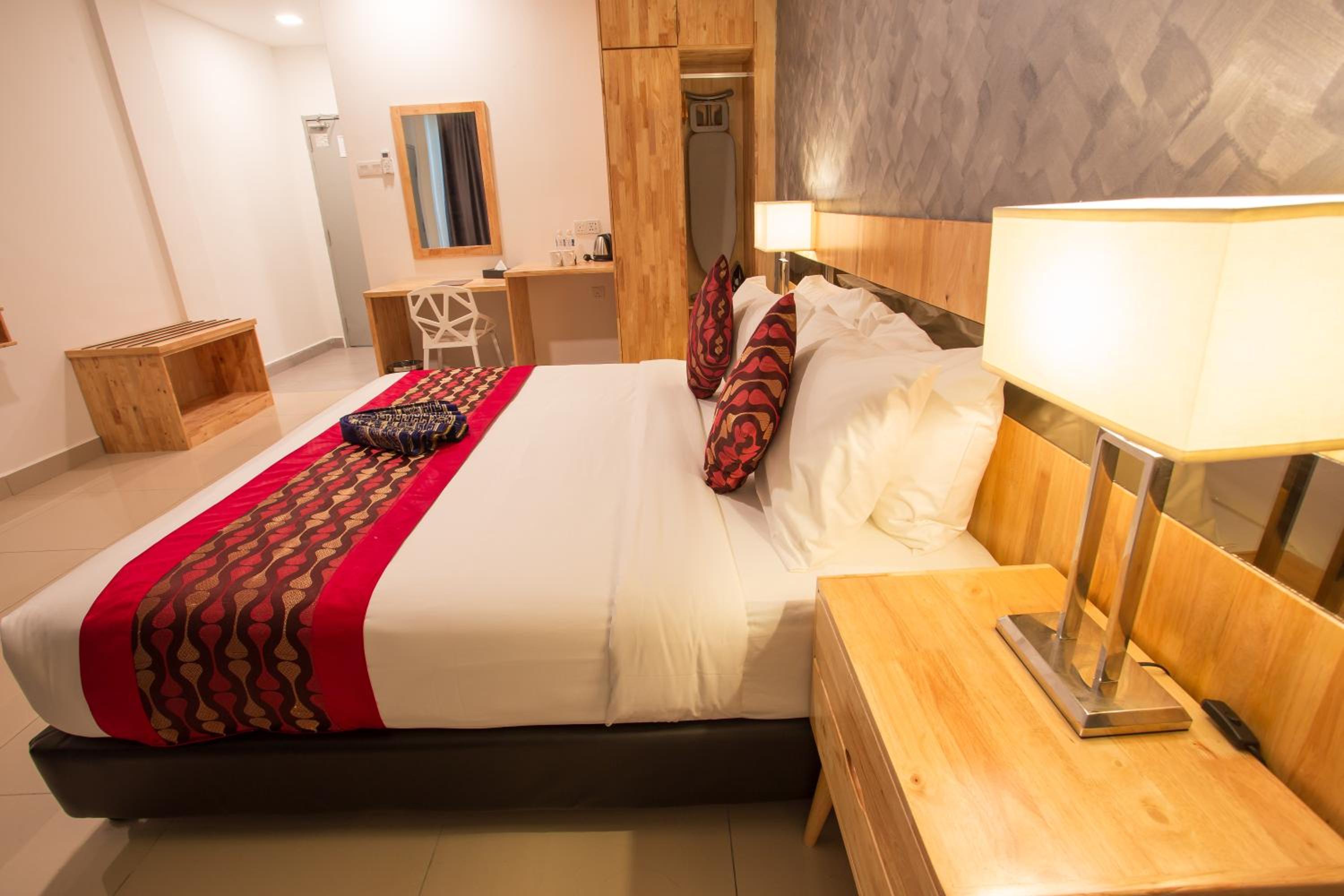 Deluxe King Room - Photo 13