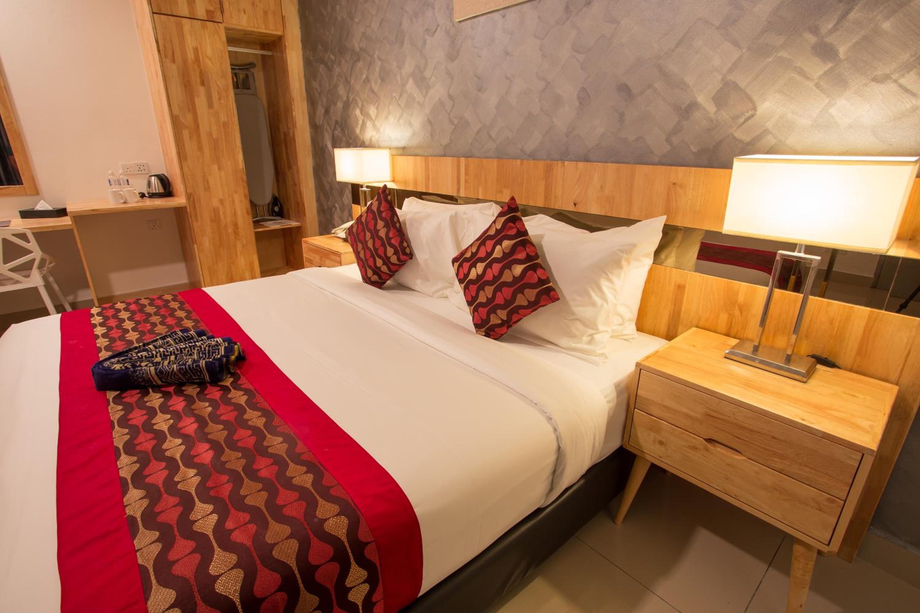 Deluxe King Room - Photo 14