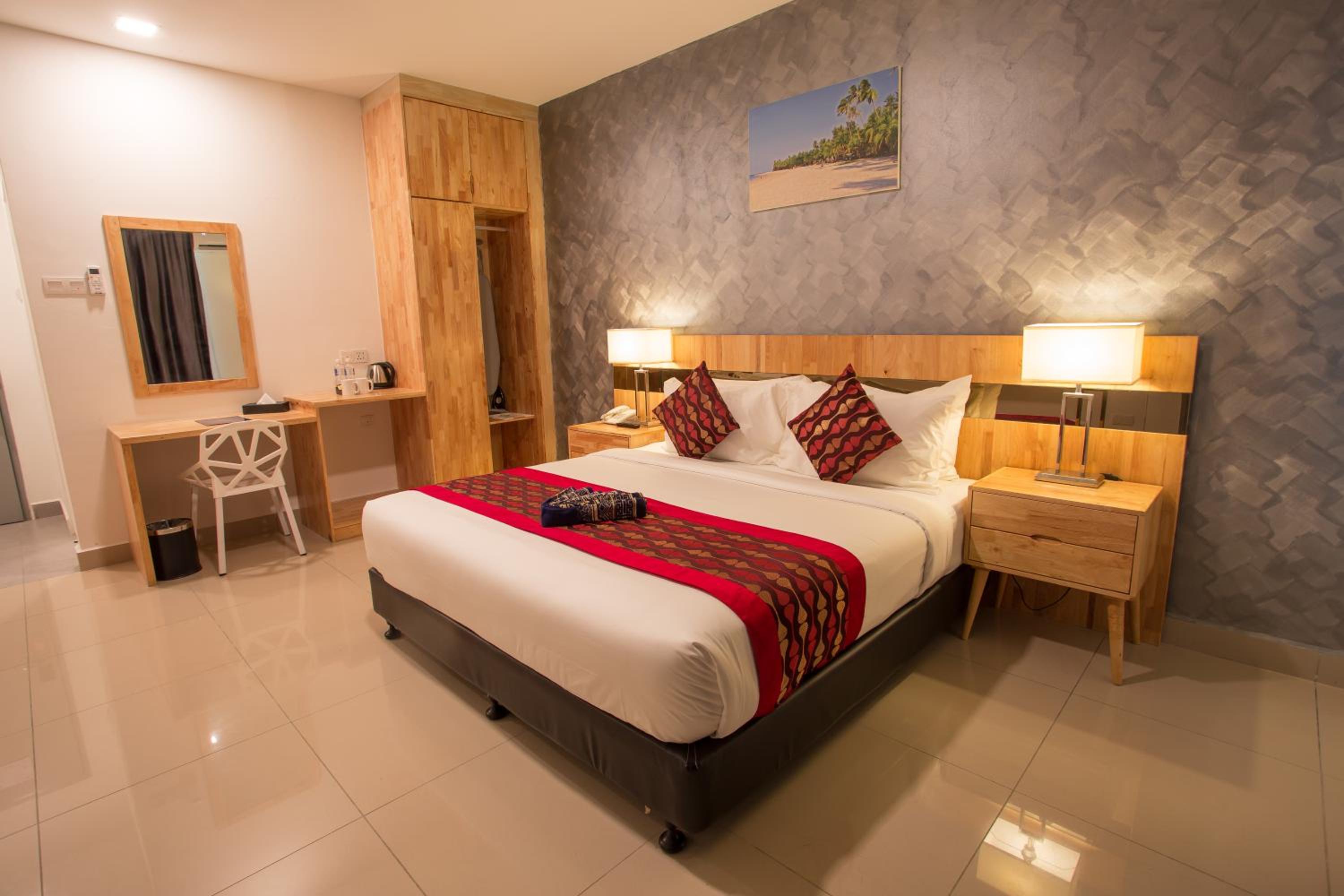 Deluxe King Room - Photo 15