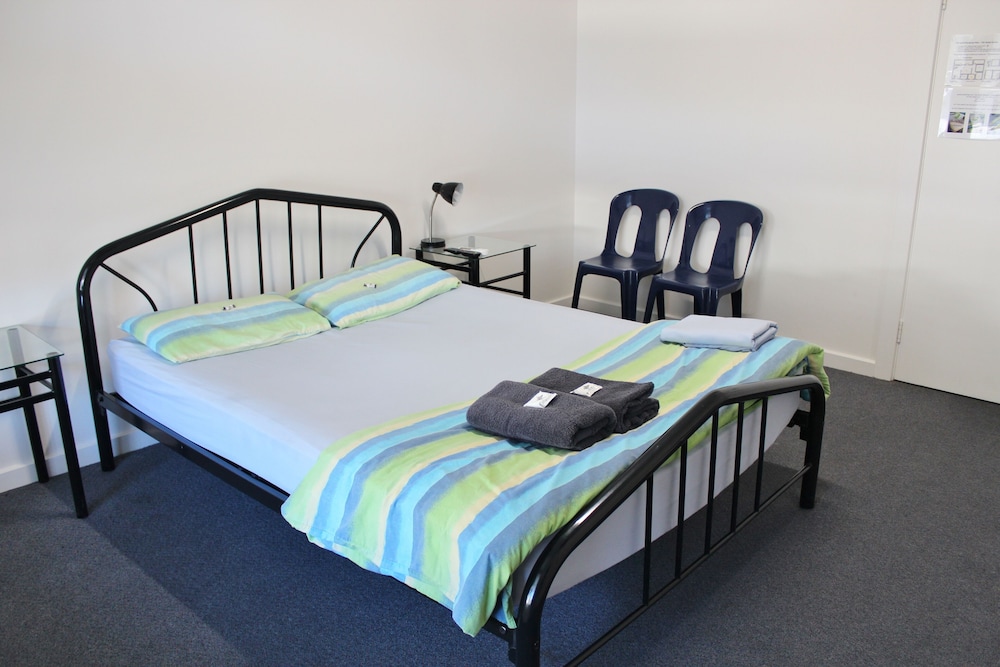 Double Room Single Use, 1 Queen Bed, Shared Bathroom photo 1
