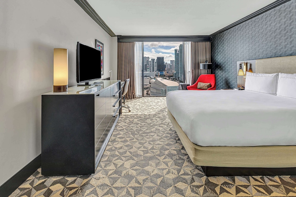 Room, 1 King Bed, Accessible (Roll-In Shower)