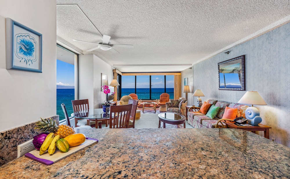 Basic Room, 1 Bedroom, Lanai, Oceanfront (Corner, Specific Unit May Vary)