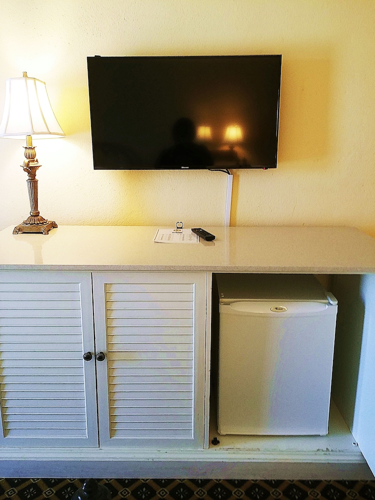 Room, 2 Queen Beds, Refrigerator & Microwave, Oceanfront - Photo 4