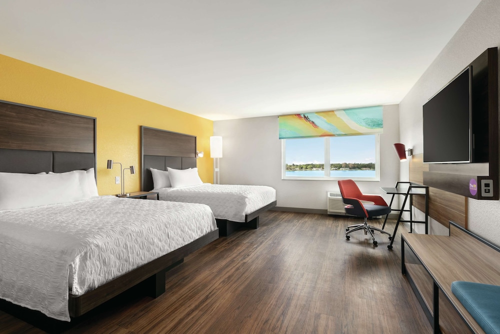 Room, 2 Queen Beds, Accessible, Bathtub