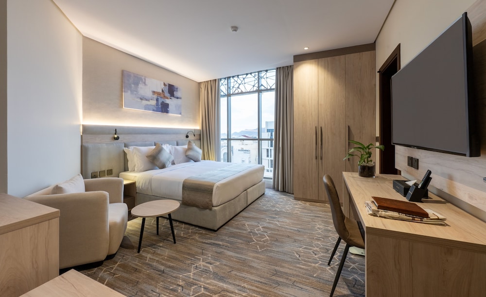 Deluxe Studio Suite, 1 King Bed photo 1