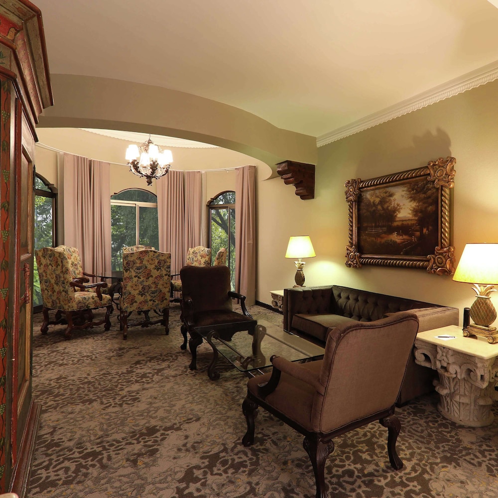 Suite, 1 Bedroom - Photo 1