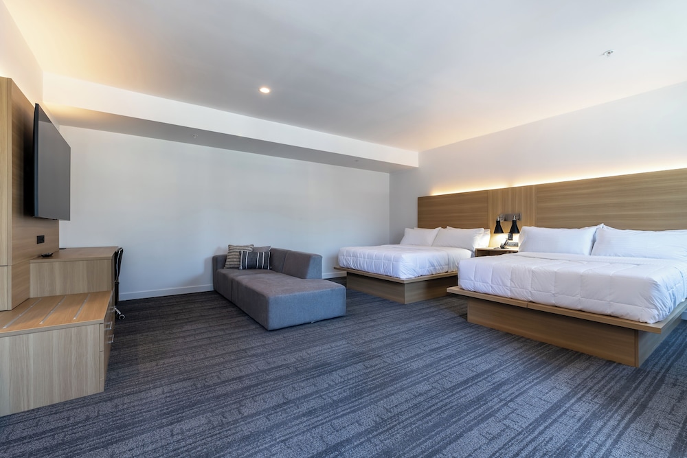 Deluxe Room, 2 Queen Beds, Non Smoking, Balcony
