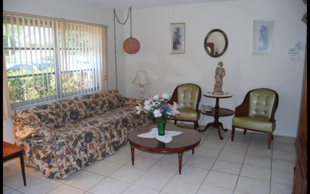 House, 2 Bedrooms photo 2