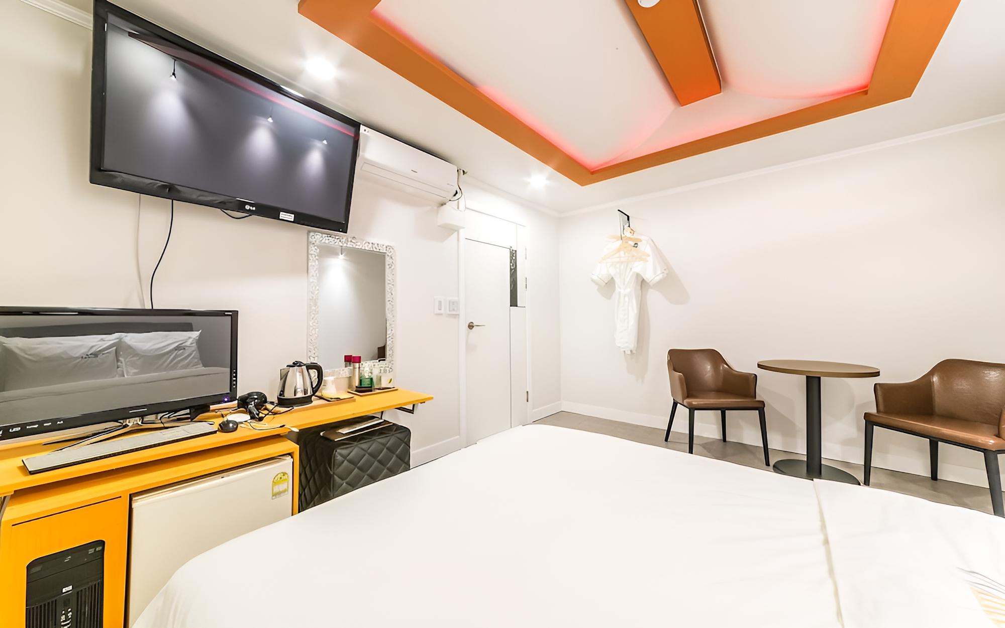 Room (Suite) - Photo 5