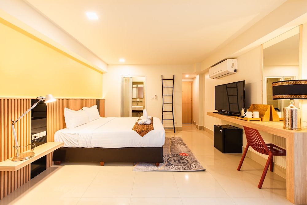 Deluxe Room (Non-smoking) - Photo 10
