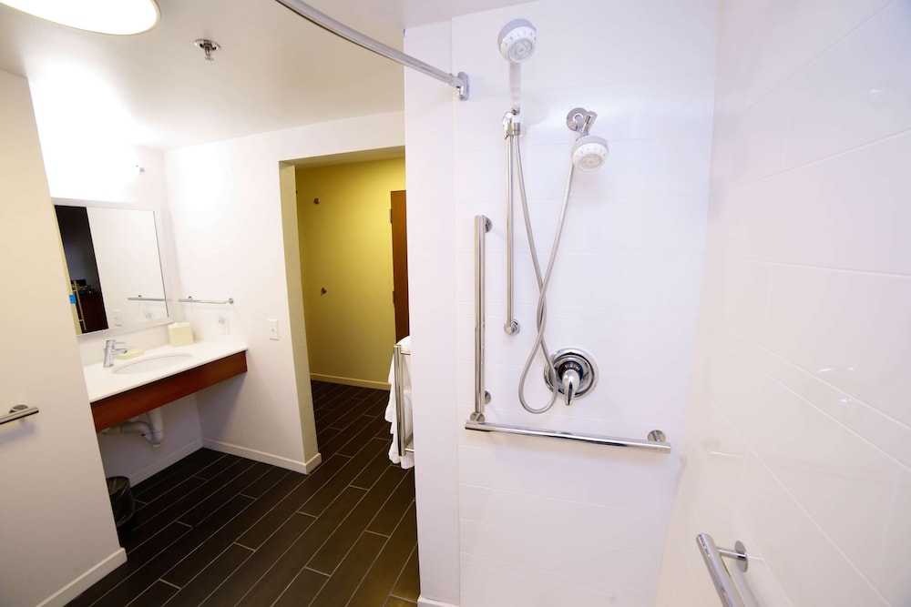 Room, 1 Queen Bed, Accessible (Mobility & Hearing, Roll-in Shower) - Photo 4