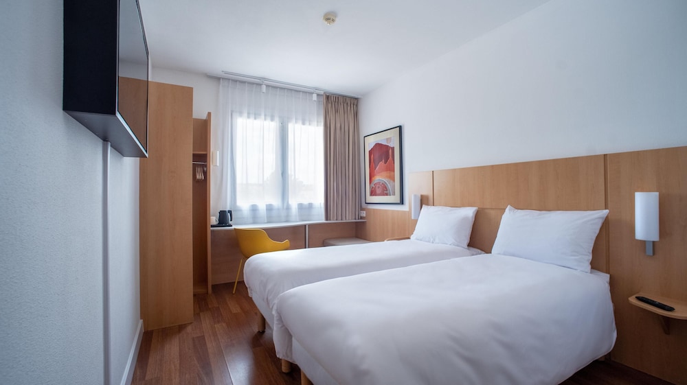 Standard Twin Room - Photo 2