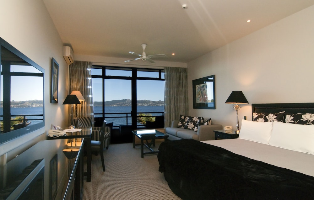 Junior Suite King with Lake View photo 3