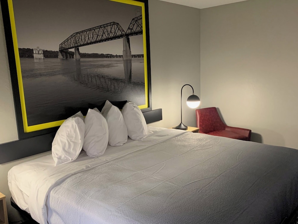 Room, 1 King Bed, Accessible, Non Smoking (Bathtub W/grab Bars) - Photo 2