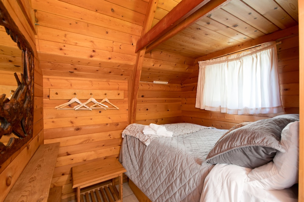 Large Vintage Cabin photo 2
