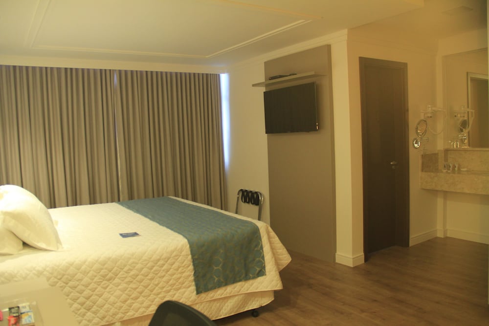 Premier Double Room, 1 King Bed, Non Smoking photo 3