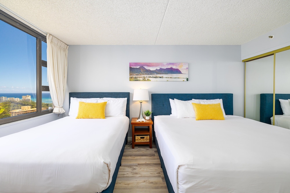 Diamond Head and Ocean views with King Bed and Parking: Condo, 1 Bedroom, Balcony, Ocean View (0023) photo