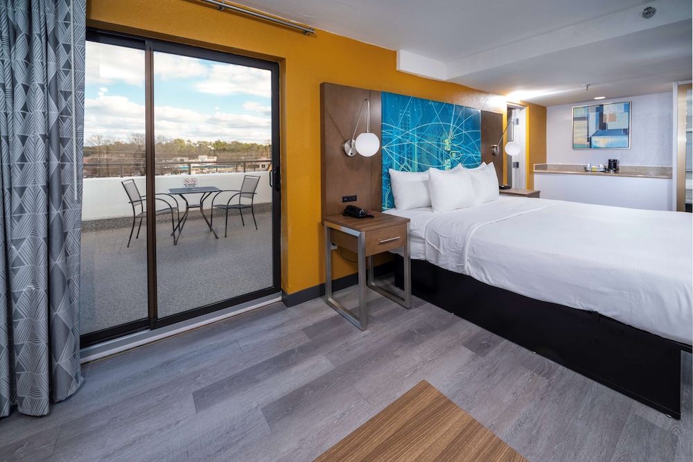 Standard Room, 1 King Bed, Non Smoking, Balcony (with Sofabed) - Photo 3