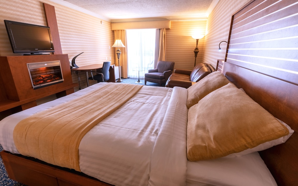 First Class Room, 1 Queen Bed with Double Whirpool and Fireplace photo 2