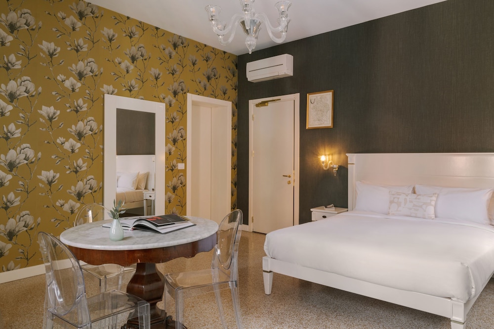 Deluxe Room, 1 Queen Bed, Canal View
