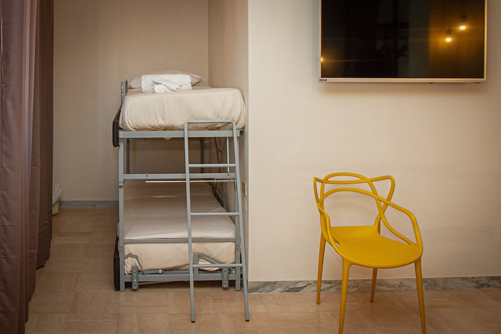 Standard Room, Multiple Beds photo 3