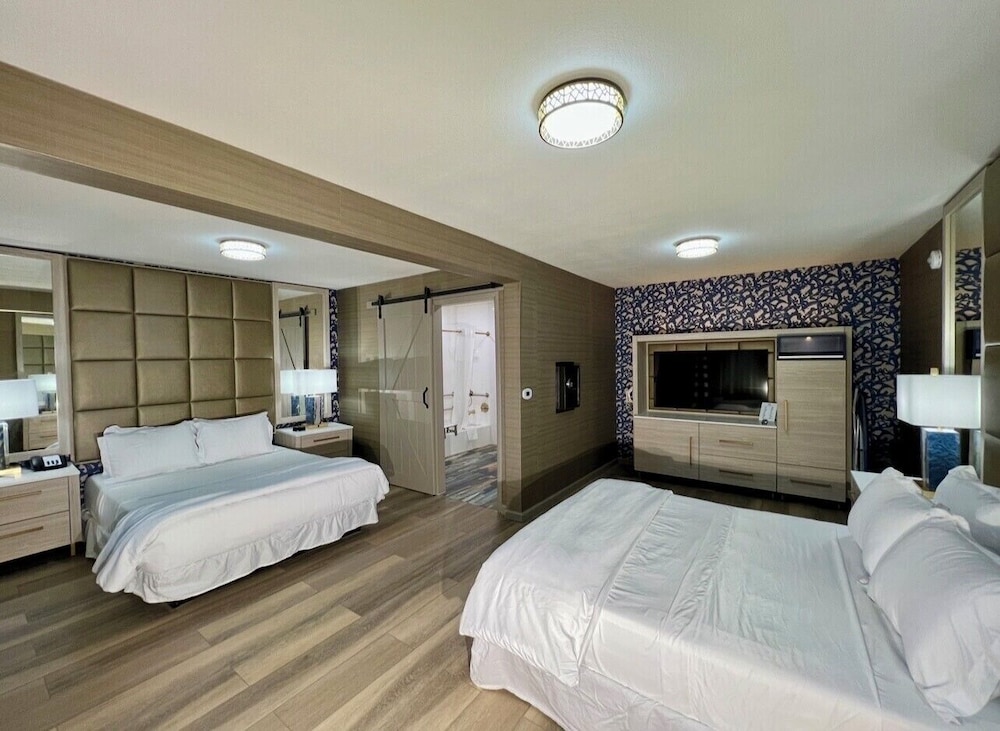 Deluxe Suite, Multiple Beds, Accessible Bathtub - Photo 1