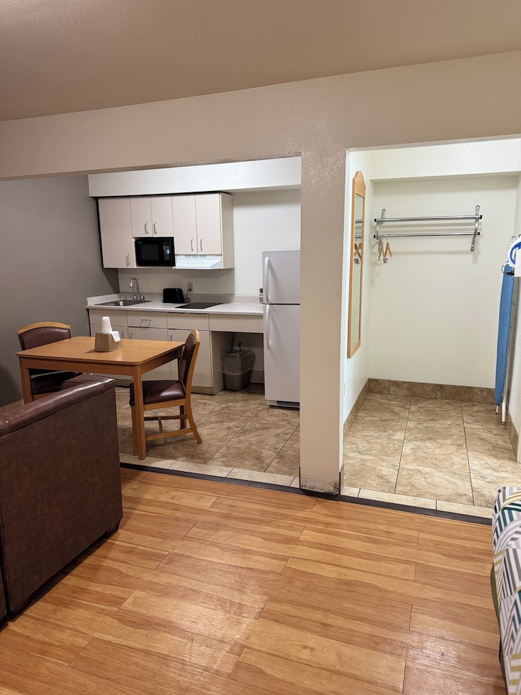 Single Room, 1 King Bed, Smoking, Kitchenette photo 3