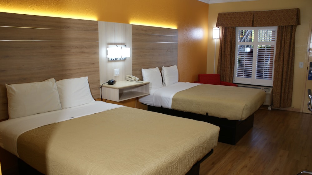 Room, 2 Queen Beds, Non Smoking - Photo 7