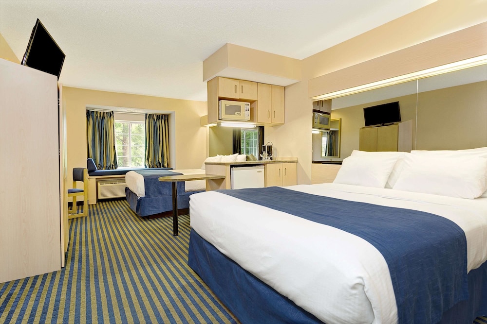 Studio Suite, 1 King Bed, Non Smoking photo 2