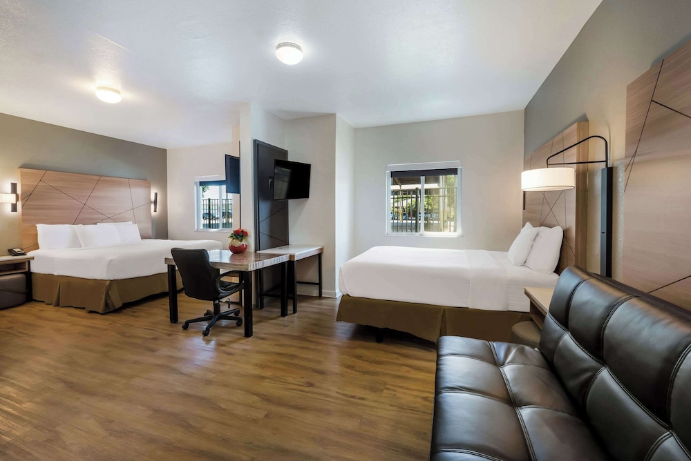 Standard Room, Multiple Beds, Non Smoking - Photo 4