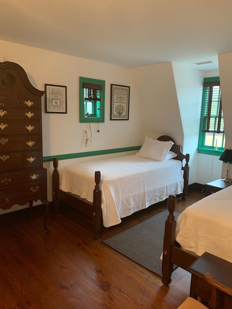 Twin Room, 2 Twin Beds, Private Bathroom (Green Room)
