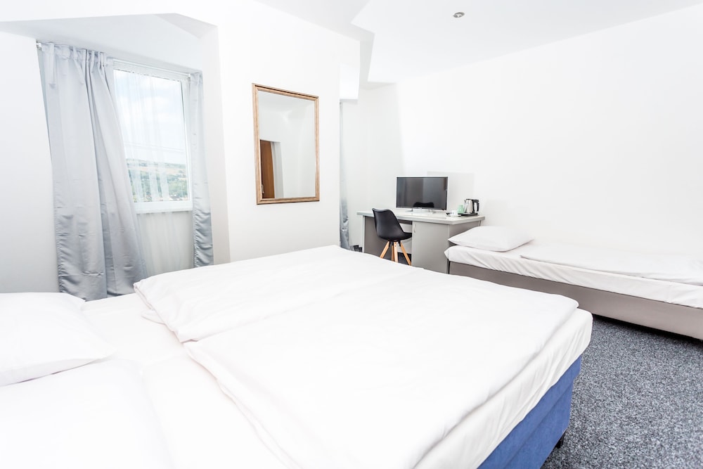 Basic Triple Room photo 3