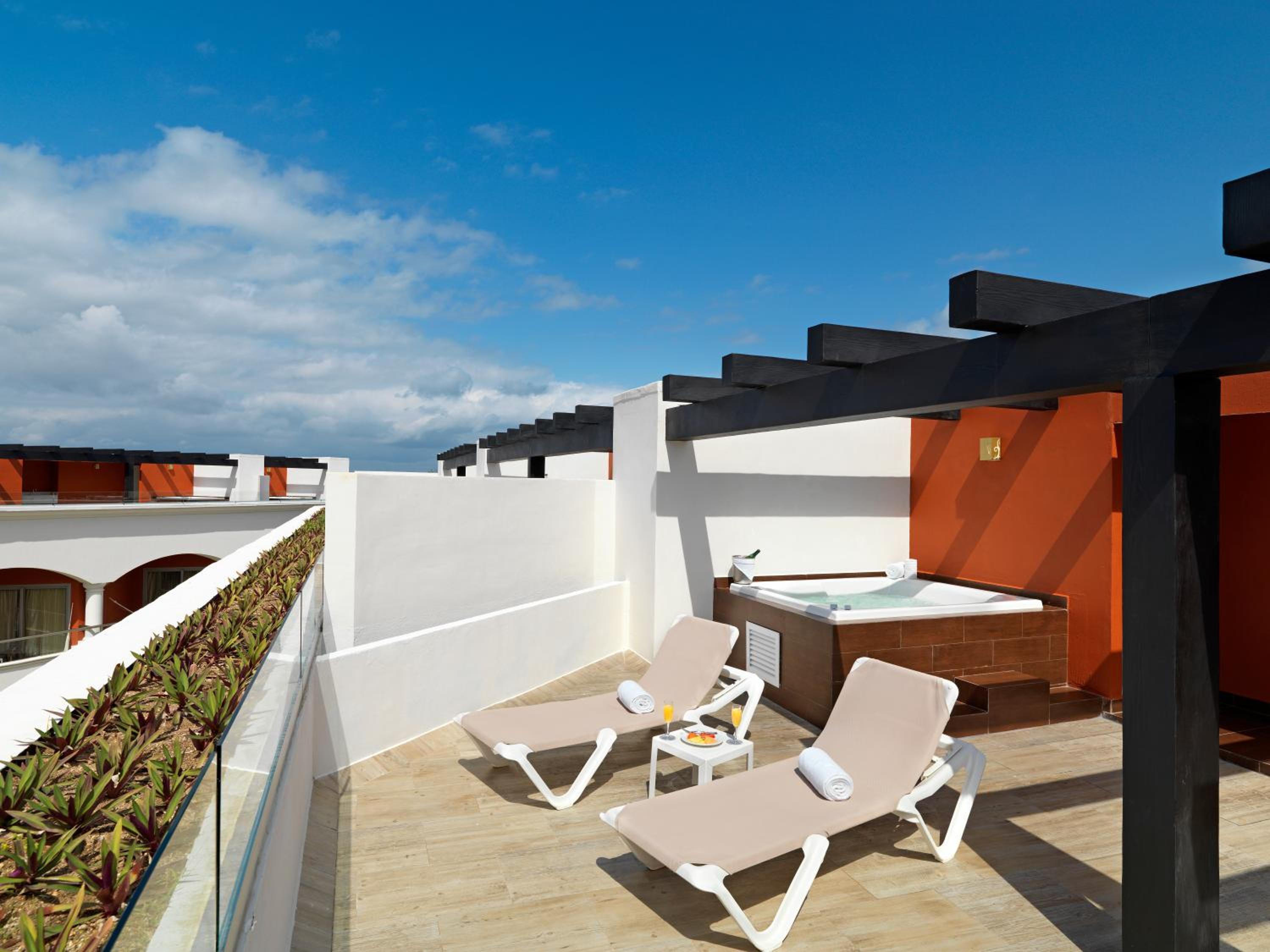 Deluxe Sky Terrace (One Bedroom) - Photo 2