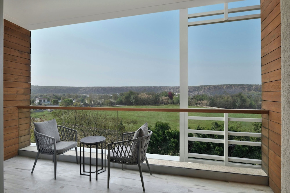 Deluxe Room, 1 King Bed, Balcony - Photo 2