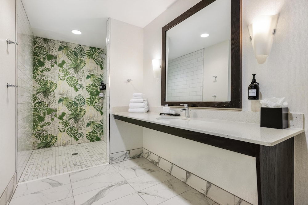 Junior Suite, 1 King Bed, Accessible (Roll-In Shower) - Photo 10